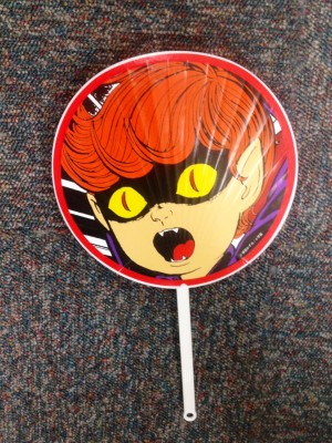 来場者全員に配られた「猫目団扇」